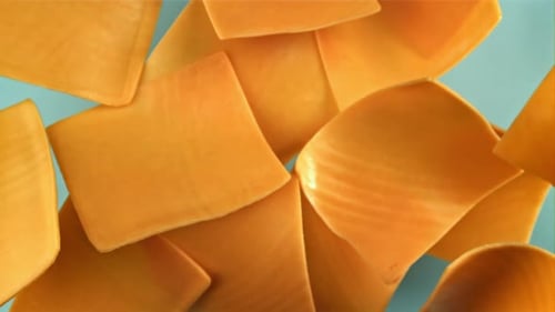 Fromage cheddar tranché Fly and Fall filmé par une caméra haute vitesse à 1000 images par seconde