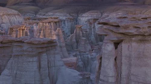 Bisti De-Na-Zin Wilderness - Los hoodoos Sunset Canyon florecen