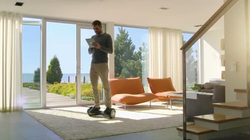 Un homme d'affaires de l'industrie technologique travaillant à domicile utilise une tablette et fait le tour de la maison sur son