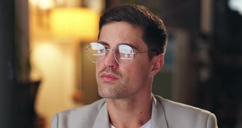 Diseñador web, ordenador y gafas en la oficina con reflexión, trabajo y pensamiento en la empresa