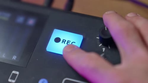 Drücken Sie die REC-Taste mit der Hand, um mit der Aufnahme zu beginnen, und klicken Sie dann erneut, um die Audiositzung zu beenden.
Klang