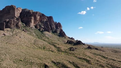 Establecimiento orbital de las Montañas de la Superstición en un día soleado de cielo azul con escarpados salientes rocosos