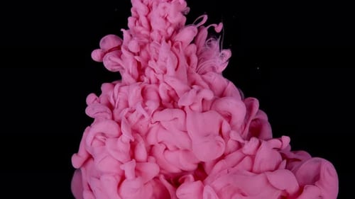 Mistura de cores graciosa: gotas de tinta rosa caindo na água evocam magia abstrata em câmera lenta