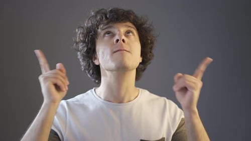 Jeune homme menaçant et souffrant de troubles mentaux.
