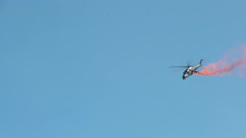 Exposition du MI-24 sur Aerobaltic 2021 à Gdynia, une impressionnante démonstration d'un hélicoptère de combat