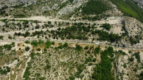 Serpentinenbergstraße. Blick auf den Küstenparkplatz Dubci, Brela, Kroatien
.