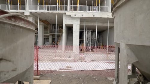 Chantier de construction de condominiums avec godets en béton et coffrage