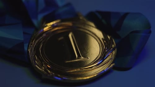 Goldmedaille für den ersten Platz mit reflektierender Oberfläche