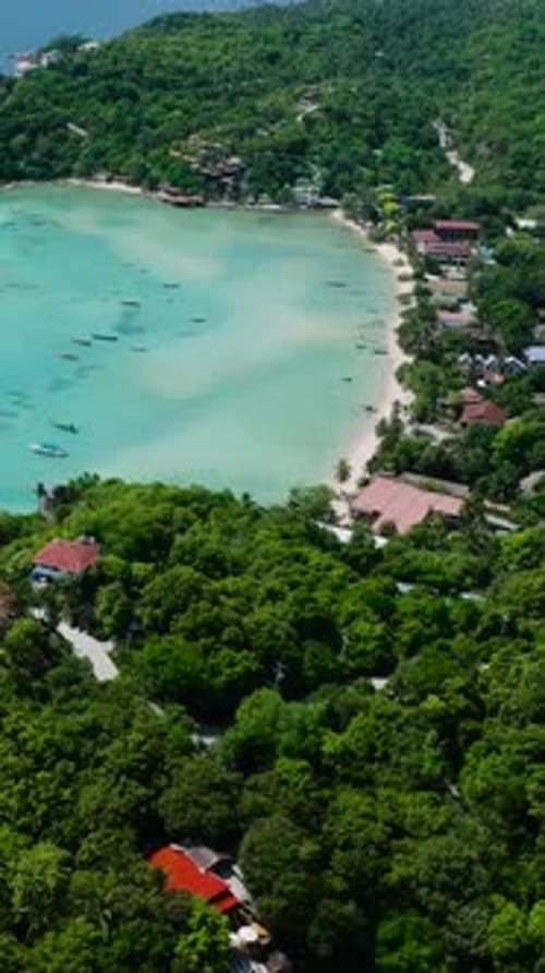 Tropische Bucht mit grünen Hügeln und Sandstränden Koh Tao Thailand