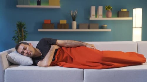 Un homme qui est en retard au travail se réveille.