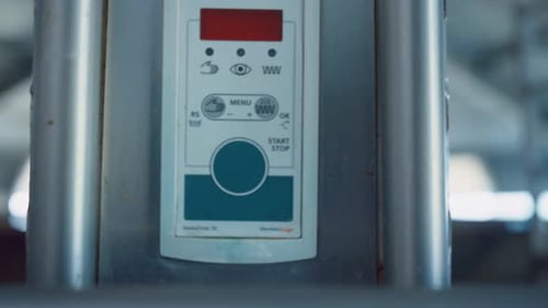 Display des Kuhmelkgeräts mit Tasten, auf denen technische Informationen aus nächster Nähe angezeigt werden.
modern