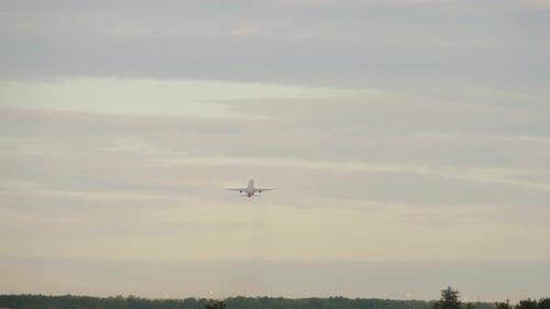Flugzeug startet im Morgengrauen Rückansicht