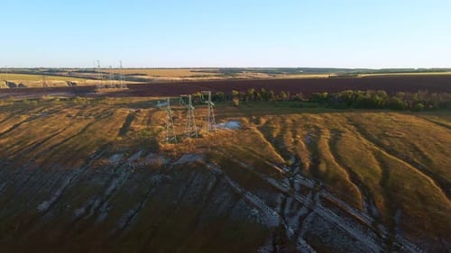 Ligne à haute tension dans la campagne avec des collines