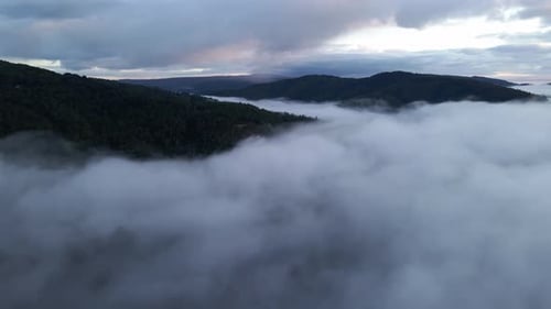 Luftaufnahme der Landschaft über den Wolken des Waldes in den Bergen und am Horizont in Chile