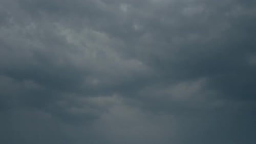 Les nuages sombres se rassemblent tandis que la pluie et les éclairs créent une atmosphère Théâtrale