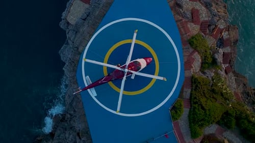Luftbild Video Hubschrauberlandeplatzes am Meer mit Hubschrauber