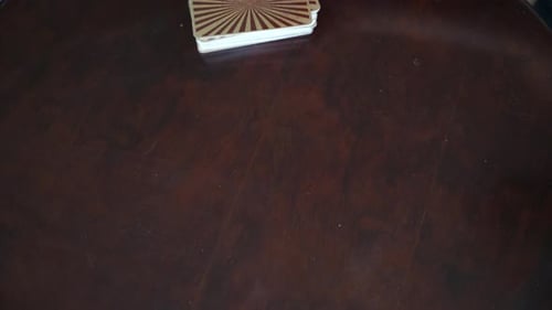 Der junge Mann mischt die Tarotkarte und zieht 4 Karten und kommt zu dir zurück