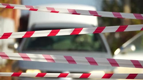 Fita de advertência vermelha e branca balançando no vento