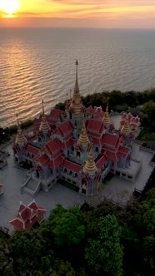 Vue majestueuse du coucher de soleil sur le temple Phra Mahathat Chedi Phakdee Prakat sur la colline de Thong Chai en Thaïlande