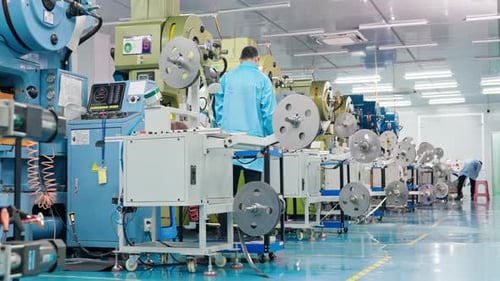Technologie, Produktionswerkstatt, Techniker, Ingenieur, Einstellung und Programmierung, um das Besondere zu starten