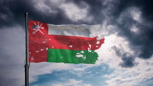 Le drapeau d'Oman flotte haut lors d'un temps nuageux dramatique
