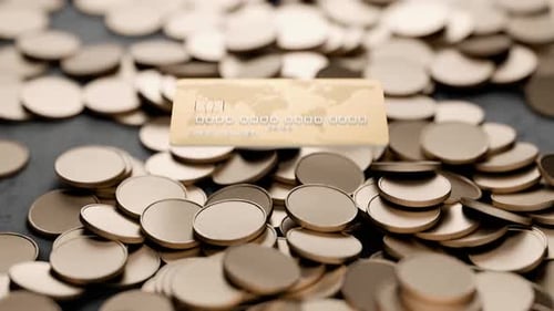 O
cartão de crédito cai sobre moedas de ouro. Troca de criptomoedas. Dinheiro Eletrônico. Transferência de dinheiro.