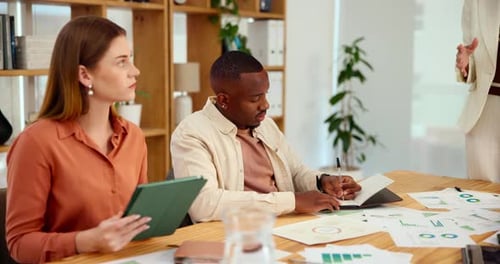 Reuniones de marketing digital, personas y documentos con análisis de datos para rastrear el tráfico web