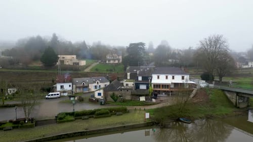 Vista con un Zumbido de los edificios junto al puente cerca del río en Besle, Francia