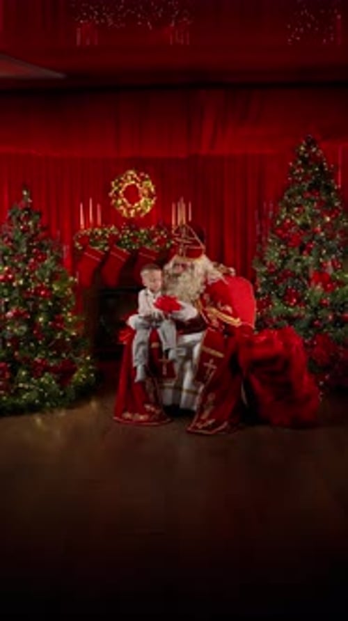 San Nicolás regala un regalo de Navidad a un niño Concepto de regalos para el Año Nuevo