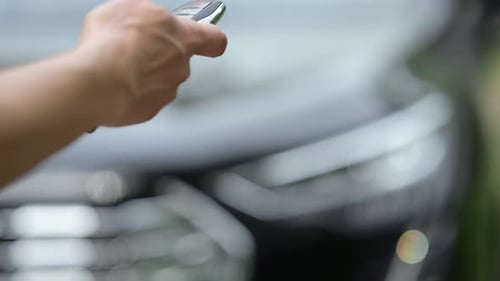 Geschäftsfrau öffnet modernes Auto mit Auto-Klappschlüssel
