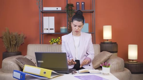 Die Hände der jungen Frau, die im Home-Office arbeitet, zittern.