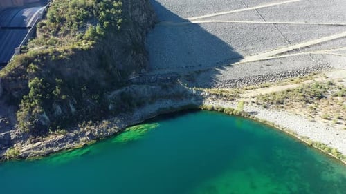 Luftbild des Colbun-Staudamms aus Beton am Stausee in Chile, Südamerika