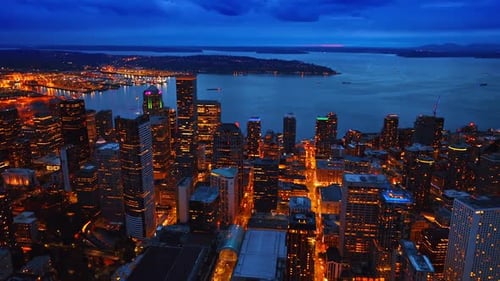 Rua noturna da cidade no centro de Seattle. Cidade americana de drones de vida noturna
.