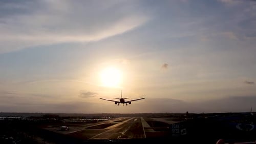 Flugzeug fliegt über den Kopf und hebt ab.