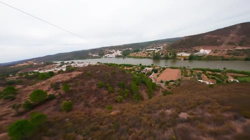 FPV-Drohnenflug entlang der Seilrutsche über den Fluss