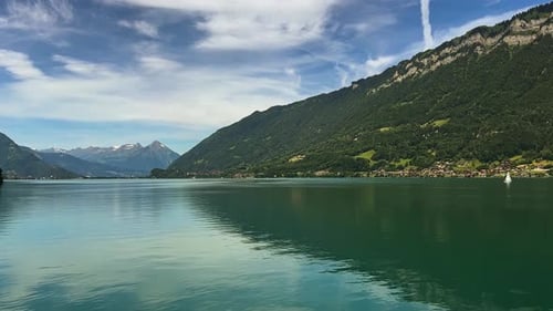 Vista serena do lago turquesa Brienz em Bernese Oberland, Suíça. Tiro amplo