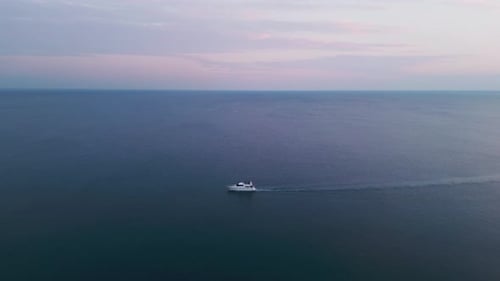 Luxuriöse Yacht im offenen Wasser neben der wunderschönen epischen Küste