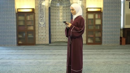 Hijabi Girl Show Green Screen
