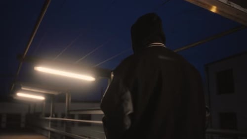 Hombre con sudadera con capucha en la noche