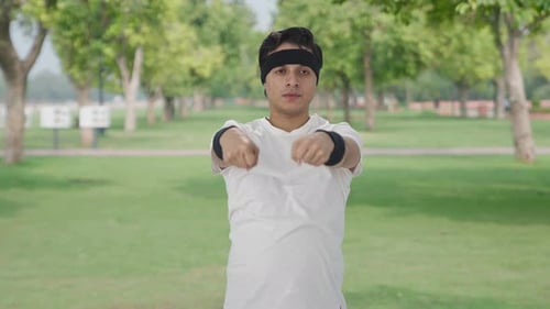Indischer Mann macht Handgelenksübung