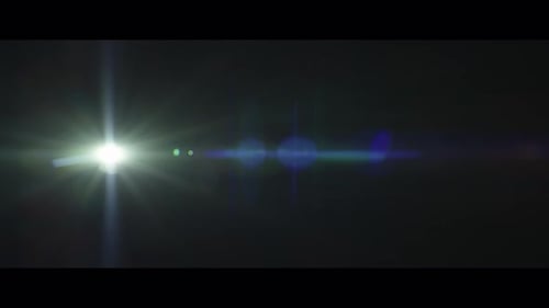 Colleción Panorama de Lucent: Un destello de lente azul que aparece en el lado derecho sobre un fondo negro ca