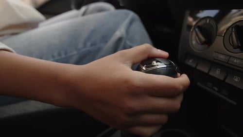 Jovem irreconhecível trocando de marcha enquanto dirige