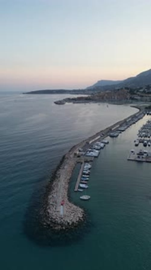 Vue aérienne de la marina et du phare de Port Garavan au coucher du soleil, France.