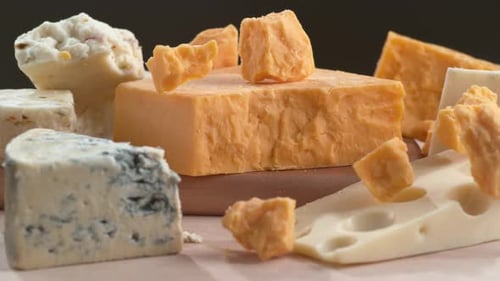 Cheddar-Käse in Superzeitlupe.