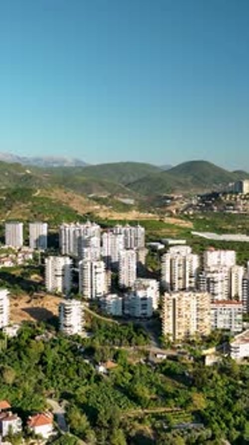 Vídeo vertical, vista aérea, obra de construcción, obra en obra