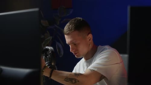 Un jeune homme prépare son lieu de travail pour Stream à la maison