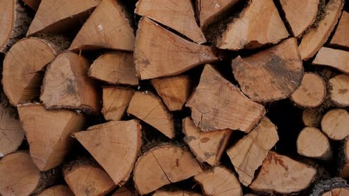 Beaucoup de bois haché sur le mur en gros plan