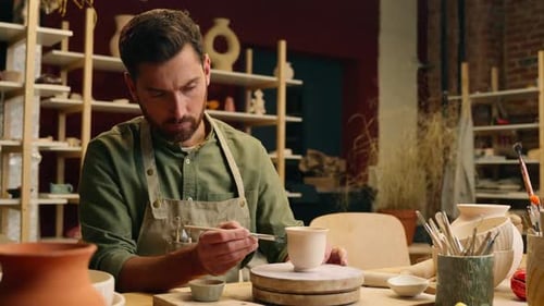 Potier caucasien, propriétaire d'une petite entreprise, artiste potier, artisan, dessin, décoration, peinture