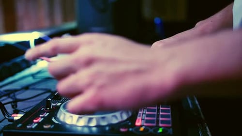 Nahaufnahme, Panning Sot des DJ-Minimixers mit männlichen Händen eines DJs, der Musiktracks im Nachtclub spielt