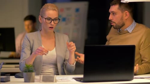 Conceito de negócios, falhas e prazos - Equipe com laptop e documentos